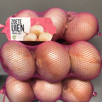 3 zoete uien in een netje